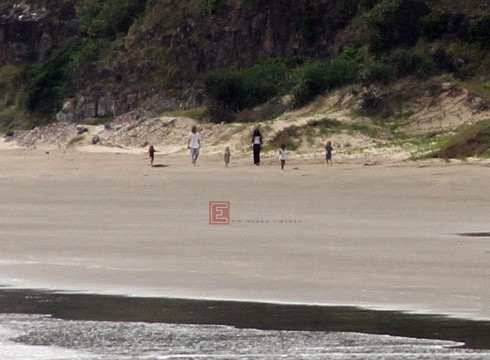 Brad Pitt và Angelina Jolie dẫn các con đi tắm biển sáng 14/11. Ảnh: Quốc Huy.