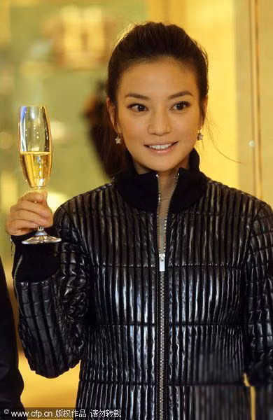 Én nhỏ khoe, con gái cô rất linh hoạt và độc lập: "Con bé thông minh hơn tôi nghĩ về một đứa trẻ ở độ tuổi đó. Nó gọi Vương Phi là chị, khiến tôi rất buồn cười". Phóng viên trêu vậy gọi Trần Khôn là gì, cô nói: "Chắc sẽ gọi là anh mất... Đùa thôi, anh ấy là cha đỡ đầu của con bé đấy". Én nhỏ khoe, con gái cô rất linh hoạt và độc lập: "Con bé thông minh hơn tôi nghĩ về một đứa trẻ ở độ tuổi đó. Nó gọi Vương Phi là chị, khiến tôi rất buồn cười". Phóng viên trêu vậy gọi Trần Khôn là gì, cô nói: "Chắc sẽ gọi là anh mất... Đùa thôi, anh ấy là cha đỡ đầu của con bé đấy".