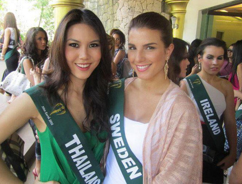 Thí sinh Miss Earth gây thất vọng vì quá xấu ảnh 11 Hoa hậu Thái Lan (trái) sở hữu gương mặt to với tỷ lệ thiếu cân đối. Phần từ mắt xuống cằm của cô quá dài.