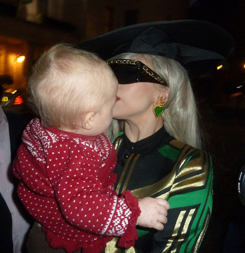 Em bé khóc thét khi nhìn thấy Lady Gaga ảnh 2 Ca sĩ 'ma nữ' âu yếm Loissa.