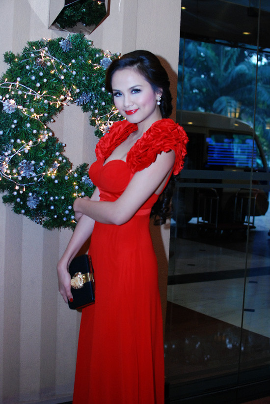 Diễm Hương đẹp rực rỡ trong đêm Noel Hà Nội ảnh 15
