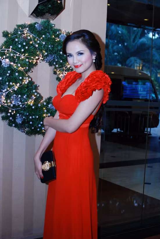 Diễm Hương đẹp rực rỡ trong đêm Noel Hà Nội ảnh 15