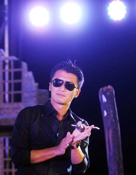 Tạ Đình Phong có phong thái ngôi sao mà Huỳnh Ninh không thể nào bắt chước được.