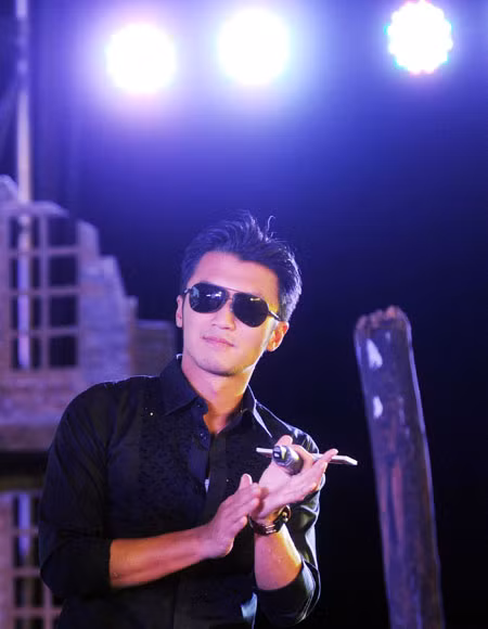 Tạ Đình Phong có phong thái ngôi sao mà Huỳnh Ninh không thể nào bắt chước được.