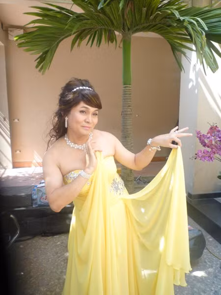 Tiến Minh lại tiếp tục thử sức với các ca khúc trong đĩa hài Tết Xuân Hinh kén chồng.