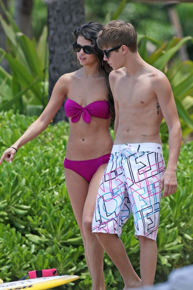 Diện bikini nóng bỏng, Selena đi tắm nắng cùng bạn trai nổi tiếng.