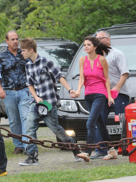 Cặp đôi ra máy bay trực thăng trong sự bảo vệ nghiêm ngặt của các vệ sĩ ở Brazil.