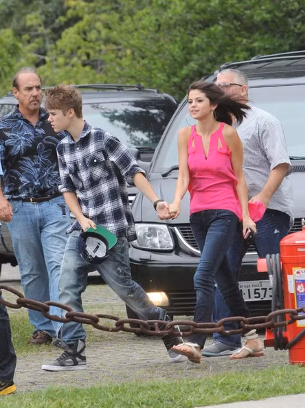 Cặp đôi ra máy bay trực thăng trong sự bảo vệ nghiêm ngặt của các vệ sĩ ở Brazil.