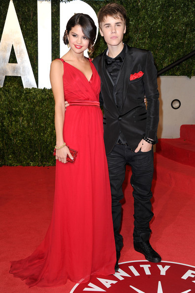 Ngày 26/2/2011, Selena Gomez và Justin Bieber chính thức công khai tay trong tay xuất hiện trên thảm đỏ của bữa tiệc Oscar do Vanity Fair tổ chức.