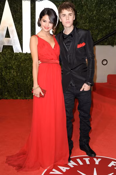Ngày 26/2/2011, Selena Gomez và Justin Bieber chính thức công khai tay trong tay xuất hiện trên thảm đỏ của bữa tiệc Oscar do Vanity Fair tổ chức.
