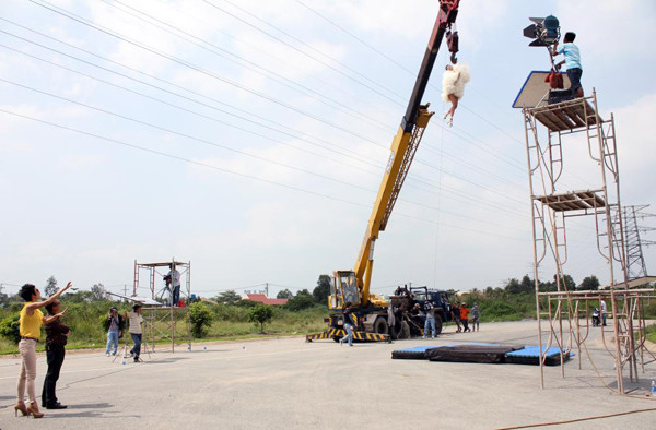 Xuân Lan treo mình trên cần cẩu cao 15m ảnh 5 Cô và các giám khảo Phạm Hoài Nam, Đỗ Mạnh Cường vừa động viên vừa chỉ đạo cách tạo dáng cho 5 cô gái trẻ gồm Phương Anh, Lê Thúy, Hoàng Thùy, Thùy Trang và Trà My.