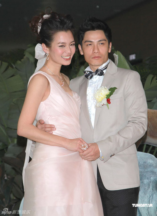 Đám cưới Lữ Tuệ Nghi diễn ra tối 13/12 trong không khí vui vẻ, ấm cúng.