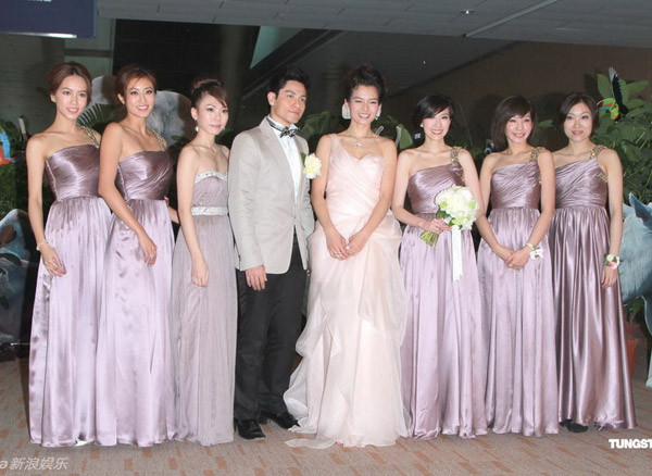 Các nghệ sĩ của làng giải trí Hong Kong được mời làm phù dâu cho cô dâu.