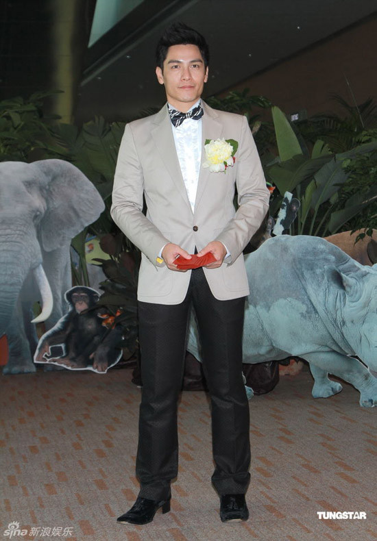 Chú rể Hoàng Văn Địch phát lì xì mừng để cảm ơn phóng viên.