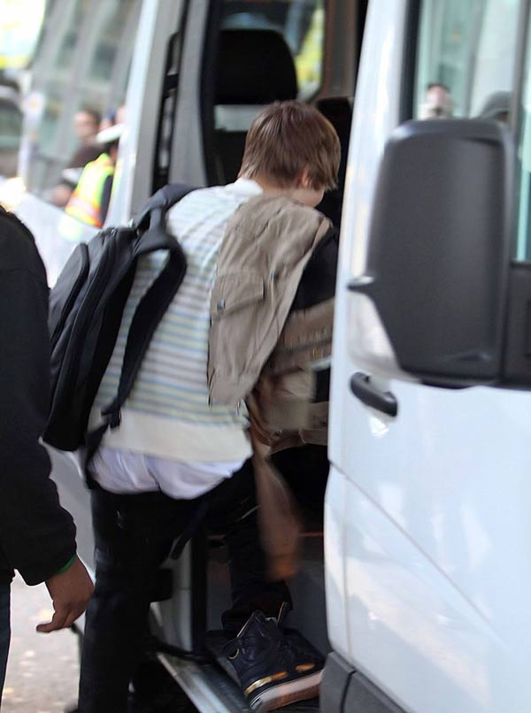 Justin Bieber nghiện... tụt quần? ảnh 15 Justin Bieber nghiện... tụt quần? ảnh 15