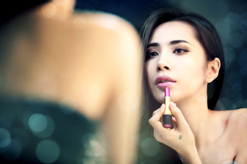 Thủy Tiên làm điệu trước gương ảnh 3 Chọn hình ảnh cô gái tự tay trang điểm trước gương, nữ ca sĩ muốn nói lên ý thức gìn giữ và phát huy lợi thế hình thể của bản thân.