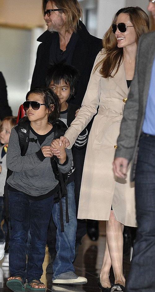 Trong khi Angelina rạng rỡ thì mặt Pax Thiên rất 'hình sự'.