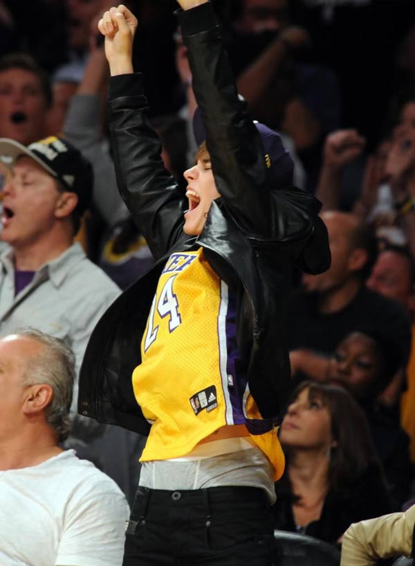 Justin Bieber nghiện... tụt quần? ảnh 16 Justin Bieber nghiện... tụt quần? ảnh 16
