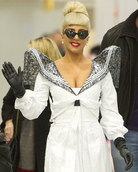 Tokyo giá rét, Lady Gaga vẫn khoét sâu cổ áo ảnh 5 Sau chuyến bay dài, Lady Gaga có mặt ở sân bay LAX với một trang phục khác, ấn tượng không kém.