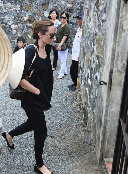 Nhiều khách du lịch hiếu kỳ khi trong thấy minh tinh nổi tiếng của Hollywood. Ảnh: Landov.