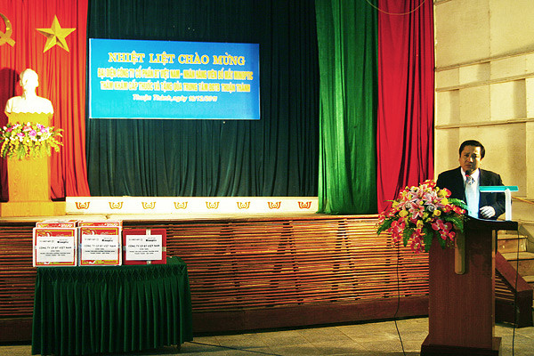 Trước khi kết thúc chuyến đi từ thiện này, Chí Trung còn thay mặt bố anh - cố NDNS Quý Dương, người đã rất nhiều lần tới thăm và hát tặng cho các thương bệnh binh