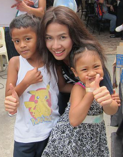 Nhiều em bé xúm xích lấy người đẹp.