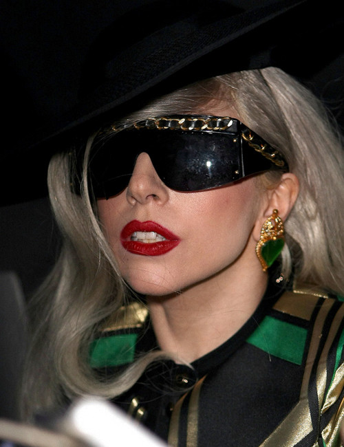 Em bé khóc thét khi nhìn thấy Lady Gaga ảnh 4 Bộ dạng khác thường của Lady Gaga khiến đứa trẻ sợ hãi.