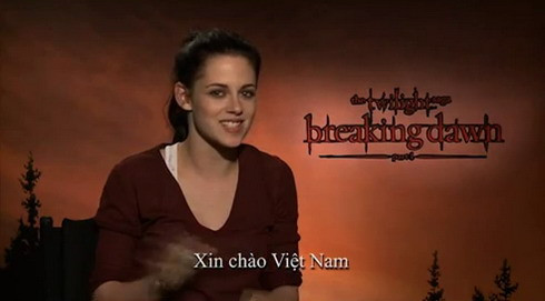 Kristen Stewart chào khán giả Việt Nam. Ảnh chụp từ clip. Kristen Stewart chào khán giả Việt Nam. Ảnh chụp từ clip.