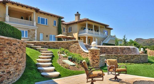 Bàn uống trà ngoài trời.