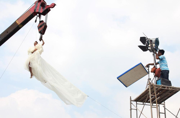 Xuân Lan treo mình trên cần cẩu cao 15m ảnh 8 Lê Thúy vô cùng lộng lẫy với váy trắng nhiều lớp bồng bềnh của Đỗ Mạnh Cường.