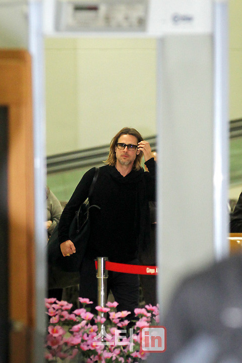 Brad Pitt nhập cảnh hôm qua 14/11 khi đã khá muộn, dù vậy những khán giả yêu mến anh vẫn kiên nhẫn đứng chờ để được tặng hoa và tận mắt ngắm thần tượng.