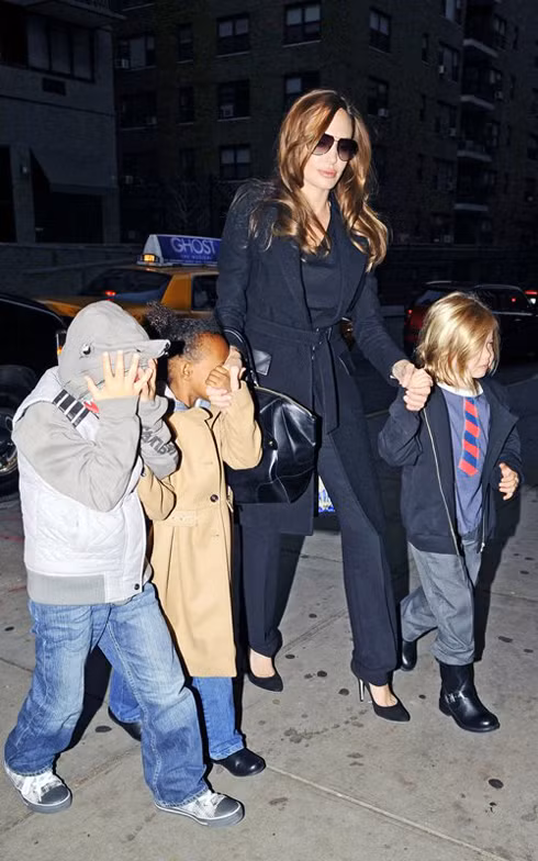 Không chỉ trùm kín đầu, Pax Thiên thậm chí còn lấy tay che mặt.