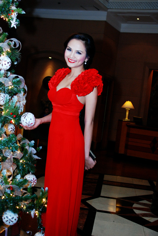 Diễm Hương đẹp rực rỡ trong đêm Noel Hà Nội ảnh 6