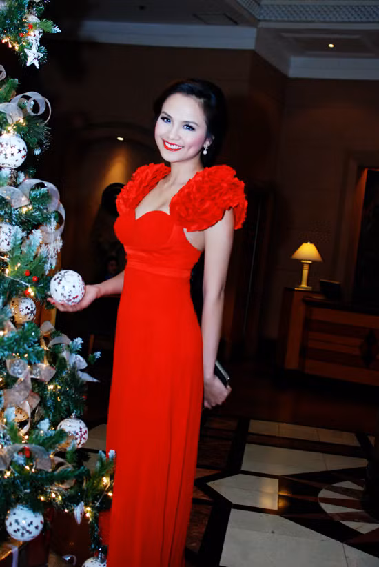 Diễm Hương đẹp rực rỡ trong đêm Noel Hà Nội ảnh 6