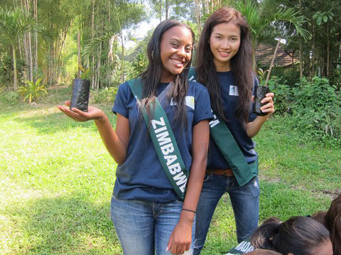 Phan Thị Mơ trổ tài nấu ăn tại Miss Earth ảnh 2 Cô có một phụ bếp điển trai (phải) tham gia giúp cô chuẩn bị nguyên liệu.