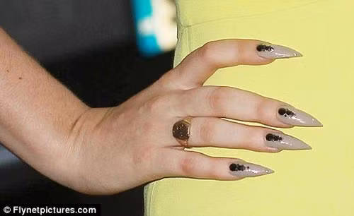 Lady Gaga đeo vuốt như chim ưng ảnh 4