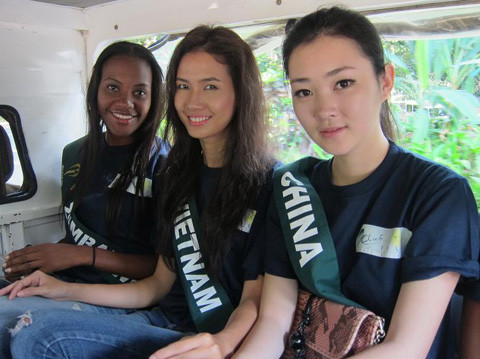 Ngay từ sáng sớm, Phan Thị Mơ (giữa) cùng các người đẹp đến khu rừng bảo tồn quốc gia của Philippines để tham quan.