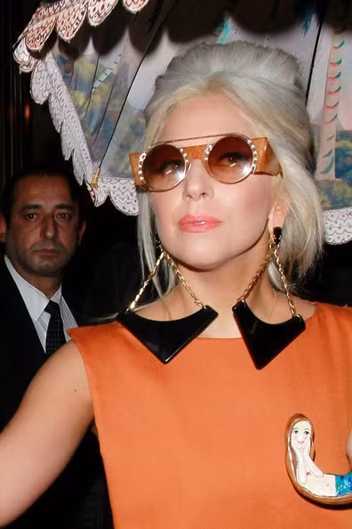 Lady Gaga bất ngờ điệu đà nữ tính ảnh 6 Cán chiếc ô có vẽ hình nàng tiên cá, là một nhân vật ưa thích của Gaga.