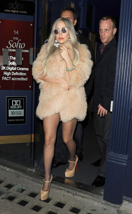 Đến hôm 1/11, cô đi xem kịch ở nhà hát với chiếc áo choàng lông kín mít, đi tất ren.