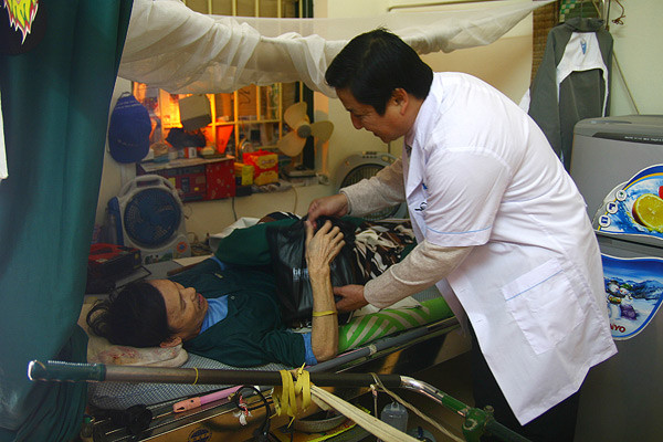 NSUT Chí Trung thăm hỏi, trao quà cho bác Nguyễn Văn Sinh – SN 1949, quê ở Hải Dương. Bác Sinh bị thương trong kháng chiến chống Mỹ và hiện tại phải nằm liệt giường, không đi lại được. Một ngày bác Sinh phải dùng 6 ống thuốc giảm đau để ngăn chặn các cơn đau hành hạ.