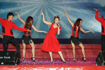 Xuất hiện trong Yeah1 Wonderland 2011 với chủ đề “Vòng quanh thế giới” diễn ra vào đêm 23.12, màu môi đậm và cách làm tóc cổ điển khiến Mỹ Tâm già như một quý bà Xuất hiện trong Yeah1 Wonderland 2011 với chủ đề “Vòng quanh thế giới” diễn ra vào đêm 23.12, màu môi đậm và cách làm tóc cổ điển khiến Mỹ Tâm già như một quý bà