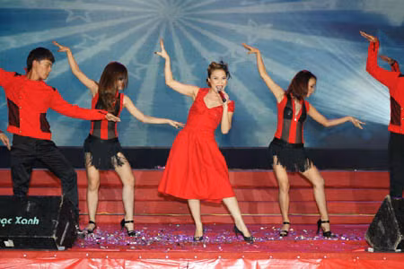 Xuất hiện trong Yeah1 Wonderland 2011 với chủ đề “Vòng quanh thế giới” diễn ra vào đêm 23.12, màu môi đậm và cách làm tóc cổ điển khiến Mỹ Tâm già như một quý bà