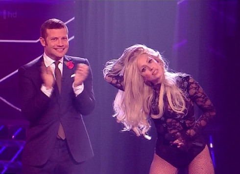 Nữ ca sĩ làm động tác minh họa như thể đầu cô đã lìa khỏi cổ khi MC Dermot O'Leary vỗ tay cho màn biểu diễn vừa kết thúc của cô. Nữ ca sĩ làm động tác