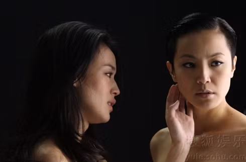 MV không có cốt truyện cụ thể, chỉ có sự xuất hiện của hai người phụ nữ, hiệu ứng ánh sáng được sử dụng rất tốt.