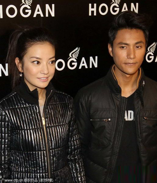 Triệu Vy và Trần Khôn cùng nhau tham dự buổi họp báo ra mắt sản phẩm mới của một hãng thời trang Italy. Hai nghệ sĩ ăn mặc khỏe khoắn và nổi bật. Trái với tin đồn Trần Khôn bênh Châu Tấn nên làm mặt lạnh với Triệu Vy, cả hai trò chuyện với nhau rất vui vẻ, thân thiết.