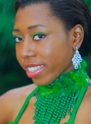 Hoa hậu Nigeria trông như một chàng trai nghịch ngợm với son phấn.