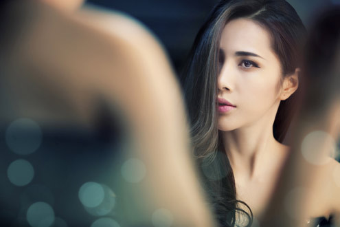 Thủy Tiên làm điệu trước gương ảnh 5 Tặng kèm CD là clip ca nhạc bài hát chủ đề (xem clip) được đầu tư tiền tỷ. Tất cả khung hình được quay trau chuốt làm nổi bật hình ảnh của nhân vật chính. Ý tưởng này cũng do Thủy Tiên đề xuất.