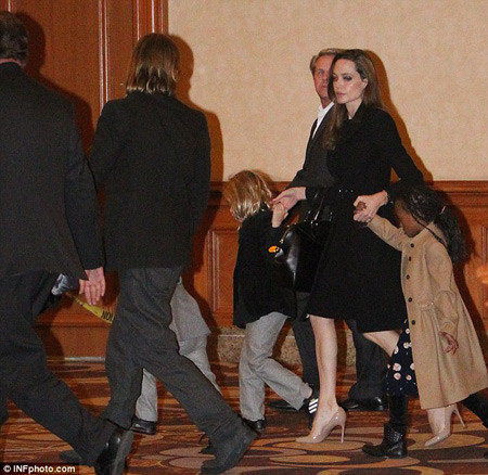Buổi đi chơi buổi tối của đại gia đình gồm Brad Pitt và Angelina Jolie đến Mandalay Bay Resort and Casino tối hôm 18/12/2011. Buổi đi chơi buổi tối của đại gia đình gồm Brad Pitt và Angelina Jolie đến Mandalay Bay Resort and Casino tối hôm 18/12/2011.
