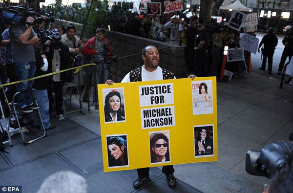Tòa tuyên án, 17 người nhà Michael Jackson lặng lẽ khóc ảnh 6 Tòa tuyên án, 17 người nhà Michael Jackson lặng lẽ khóc ảnh 6