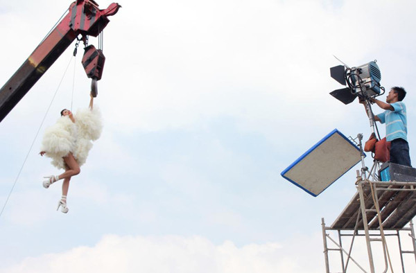 Xuân Lan treo mình trên cần cẩu cao 15m ảnh 11 Tập 12 của Vietnam’s Next Top Model phát sóng vào lúc 20h, ngày 25/12 được hứa hẹn là một trong những tập hấp dẫn nhất của chương trình khi các thí sinh được trải qua nhiều thử thách thú vị như chụp ảnh với cần cẩu trên cao, một mình chạy đi máy tìm đường đến các điểm casting người mẫu hay buổi chụp ảnh thú vị bên cạnh các ngôi sao nổi tiếng như Phi Thanh Vân, Hương Giang… theo lời mời của tạp chí thời trang Her World.